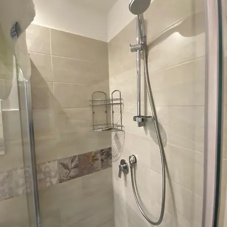 Urbano - Stazione 3* تيرني